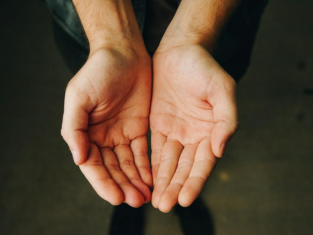 ¿Qué es un testamento solidario? Todo lo que debes saber antes de dejar parte de tu herencia a una ONG