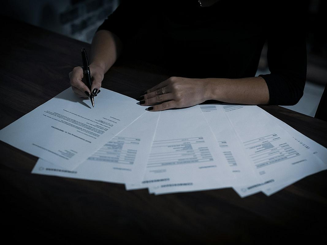 Herencia con deudas ocultas: cómo descubrirlas antes de aceptar y qué hacer si ya es tarde