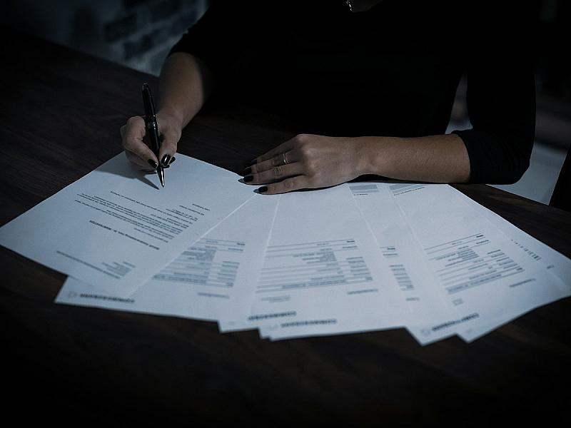 Herencia con deudas ocultas: cómo descubrirlas antes de aceptar y qué hacer si ya es tarde
